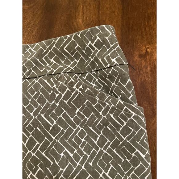 Fabulously Slimming by Chico’s Women’s Green Stretch Ankle Pants Size 0.5 (S) - Picture 6 of 10